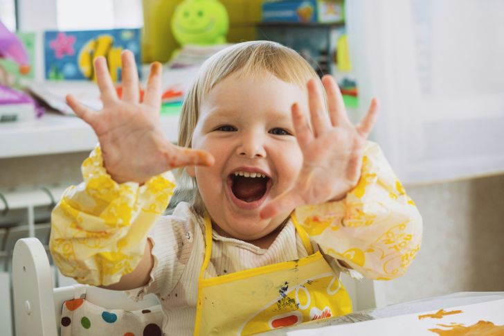 «Το messy play κατά την προσχολική ηλικία» της Σου Γκασκόιν (κριτική) – Πώς το ελεύθερο, άναρχο, χαοτικό παιχνίδι στρώνει τον δρόμο για τη μάθηση